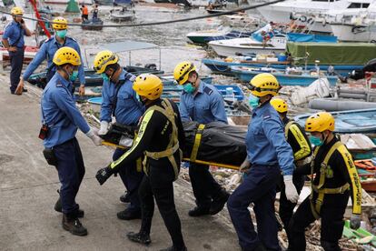 Los bomberos portan un cuerpo cerca del muelle de la calle Sai Kung Hoi Pong.