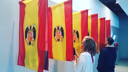 Estas banderas, de Julia Eme y Byron Maher, tratan de evidenciar la conexión de estos políticos con la dictadura franquista.