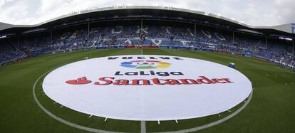 Una pancarta de LaLiga Santander antes de un partido en el estadio de Mendizorroza, en Vitoria.