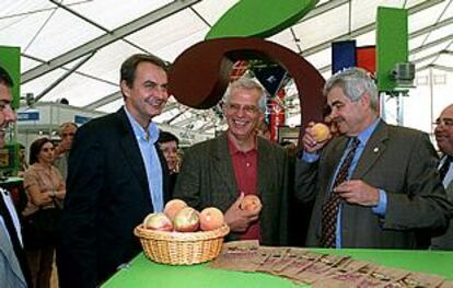 Rodríguez Zapatero, Josep Borrell y Pasqual Maragall, ayer en la feria de Sant Miquel, en Lleida.