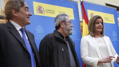 El presidente de CEOE, Juan Rosell (primero por la izquierda), junto a C&aacute;ndido M&eacute;ndez (UGT), F&aacute;tima Ba&ntilde;ez, ministra de Empleo, e Ignacio Fern&aacute;ndez Toxo (CC OO) en una foto reciente. 