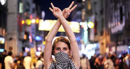 Una manifestante en la plaza de Taksim de Estambul, el 22 de junio.