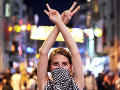 Una manifestante en la plaza de Taksim de Estambul, el 22 de junio.