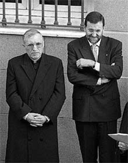 El cardenal Rouco y el vicepresidente Rajoy, en diciembre de 1999.