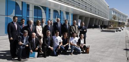 El presidente de Mercadona, Juan Roig (cuarto por la derecha, de pie), junto a autoridades en la inauguración del polo de emprendimiento.