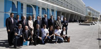  El presidente de Mercadona, Juan Roig (cuarto por la derecha, de pie), junto a autoridades en la inauguraci&oacute;n del polo de emprendimiento.