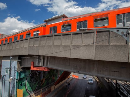 Ciudad de México 12/09/2023.- Paso del metro sobre los refuerzos colocados a las grapas de los muros que sostienen el tramo elevado de la estación Pantitlán de la Línea 9 del Metro.