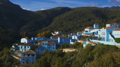 Vista de J&uacute;zcar, con sus viviendas pintadas en azul. 