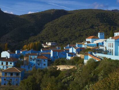 Vista de J&uacute;zcar, con sus viviendas pintadas en azul. 