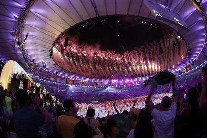 El público aplaude los fuegos artificiales la ceremonia de apertura de los Juegos Olímpicos de Río 2016 en el estadio Maracaná.