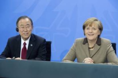 La canciller alemana Angela Merkel (d) y el secretario general de la ONU Ban Ki-moon. EFE/Archivo