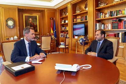 El Rey Felipe VI comenzó la jornada de este martes con una reunión presencial con el ministro de Sanidad, Salvador Illa, quien informó los últimos datos sobre la evolución de la pandemia en España. Por la tarde, recibió al títular de Transporte, José Luis Ábalos.