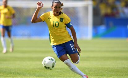 Marta contra a Su&eacute;cia na semifinal.