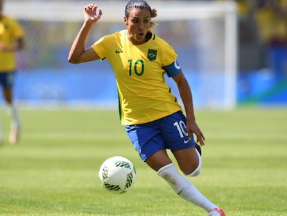 Marta contra a Su&eacute;cia na semifinal.