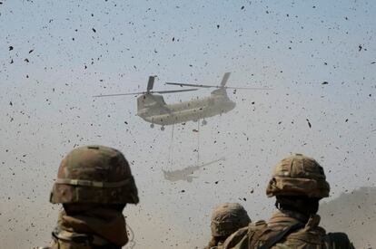 A U.S Army CH-47 Chinook helicopter transports a M777 howitzer during a joint military drill between South Korea and the United States at Rodriguez Live Fire Complex in Pocheon, South Korea, Sunday, March 19, 2023.