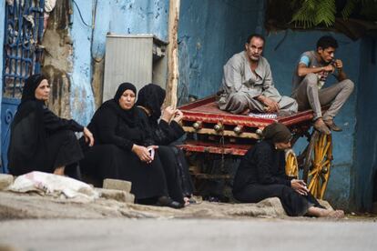 Los familiares de una de los egipcios fallecidos aguardan afuera de una morgue en El Cairo.
