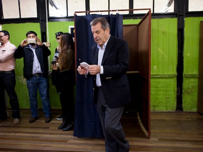 El expresidente chileno Eduardo Frei vota durante unas elecciones municipales en la ciudad de Osorno, en una imagen de archivo.