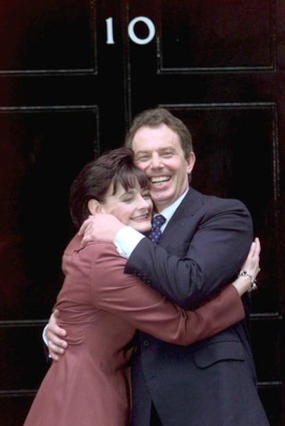 Tony Blair y su esposa, Cherie, tras ganar las elecciones de 1997.