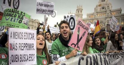 Manifestación contra los recortes y la reforma educativa, el 24 de octubre, en Madrid.