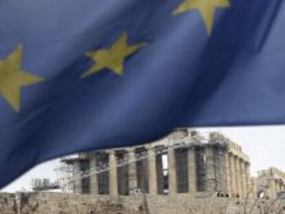 Una bandera europea ondea frente al Parten&oacute;n en Atenas, Grecia. 