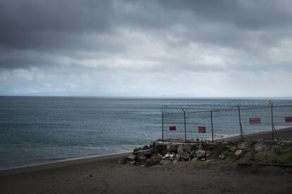 En esta zona de la valla fallecieron 15 subsaharianos en febrero de 2014. Este área, llamada Playa de la Ribera, la verja se interna en el mar y los inmigrantes intentan surcar las aguas a nado. A menos de 200 metros está la frontera del Tarajal.