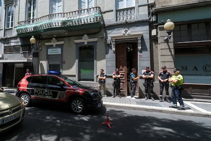 Agentes de la Policía Canaria registras por orden judicial la sede en Las Palmas de Gran Canaria Quórum Social 77, este viernes.