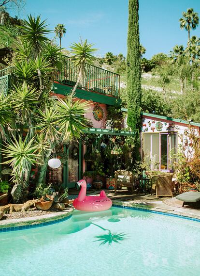 La piscina y el jardín de The Johnny and Linda Ramone Rach.