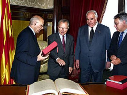 Tres padres del Tratado de Maastricht, el ex presidente del Gobierno Felipe González, el ex canciller alemán Helmut Kohl y el ex presidente de la Comisión Europea, Jacques Delors. PLANO GENERAL - ESCENA