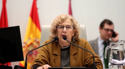 La alcaldesa de Madrid, Manuela Carmena, durannte un pleno del Ayuntamiento.