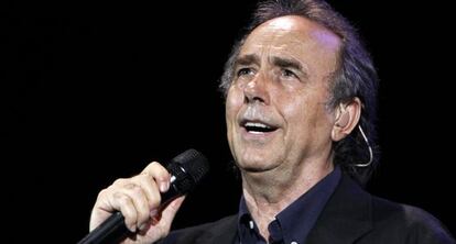 Serrat, durante un concierto en Barcelona en 2010