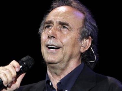 Serrat, durante un concierto en Barcelona en 2010