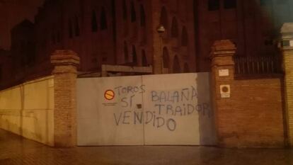 Pintada en la entrada del cosos en la calle Diputació