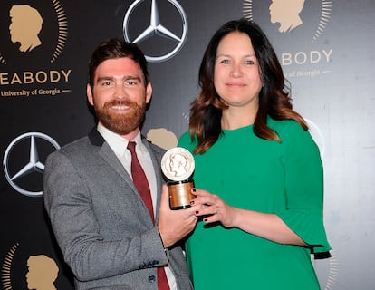 Rukmini Callimachi y su colega Andy Mills, tras recibir un premio por 'Caliphate', en 2019 en Nueva York.