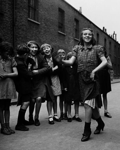 Joven del East End bailando «The Lambeth Walk», marzo de 1939.