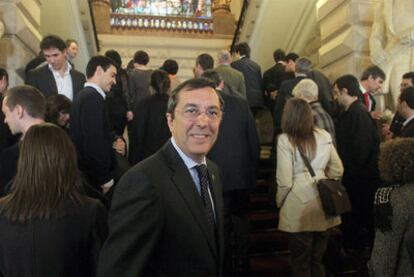 José Luis Bilbao (en primer término), ayer en la recepción a los participantes en el programa foral para atraer talento.