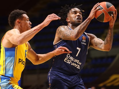 Chris Jones (d) frente a Wade Balwin, en el partido de Euroliga.