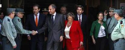 Francisco Camps, rodeado a la salida del tribunal por sus vicepresidentes, Gerardo Camps, Juan Cotino y Vicente Rambla, y por la alcaldesa de Valencia, Rita Barberá.