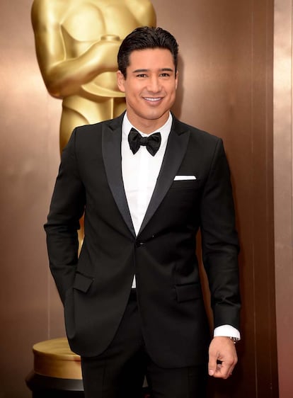 El presentador Mario Lopez optó por un clásico esmoquin.