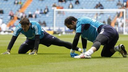 Casillas y Diego L&oacute;pez calientan en el Bernab&eacute;u.