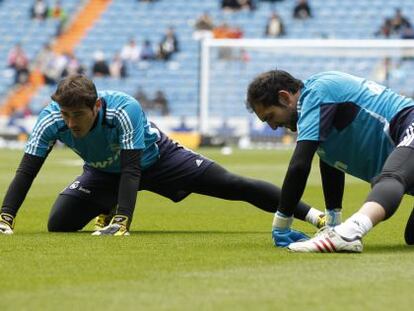 Casillas y Diego L&oacute;pez calientan en el Bernab&eacute;u.