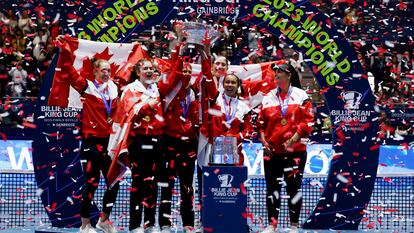 Las componentes de Canadá celebran el título en el Estadio de La Cartuja.