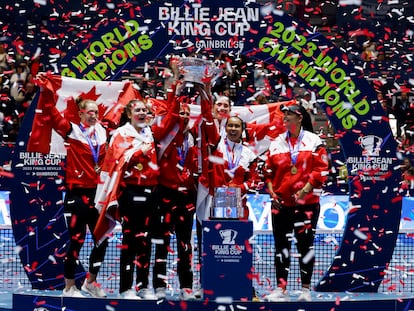 Las componentes de Canadá celebran el título en el Estadio de La Cartuja.