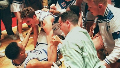 Christian Laettner celebra la victoria con sus compañeros.