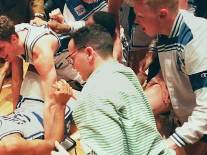 Christian Laettner celebra la victoria con sus compañeros.