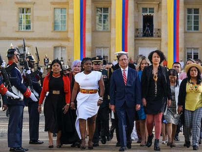 El presidente Gustavo Petro, la vicepresidenta Francia Márquez, la senadora Isabel Cristina Zuleta, miembros del Gabinete y la delegación de congresistas se dirigen al Capitolio para instalar las sesiones del Congreso, en Bogotá, el 20 de julio de 2023.