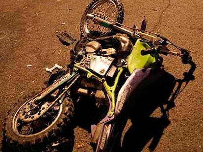 La moto, en la que iban los adolescentes, tras el accidente el domingo.