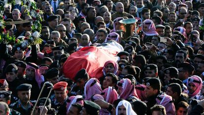 Funeral de una de las víctimas del atentado del domingo en Karak, Jordania.