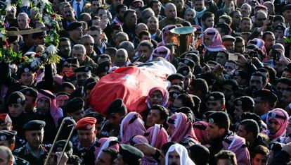 Funeral de una de las v&iacute;ctimas del atentado del domingo en Karak, Jordania.