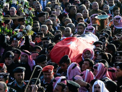 Funeral de una de las v&iacute;ctimas del atentado del domingo en Karak, Jordania.