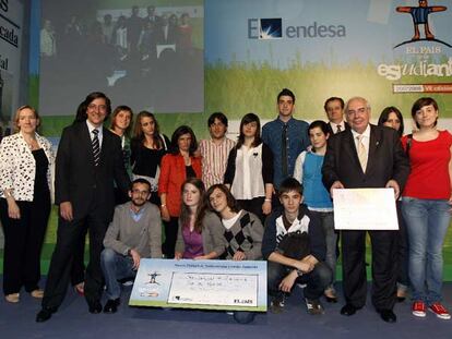 El equipo del colegio Santo Domingo de Guzmán, de Oviedo, junto al presidente del Principado de Asturias, Vicente Álvarez Areces, y el director general de Comunicación de Endesa, Pío Cabanillas.